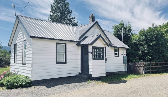 Cozy home Cle Elum 2BR/1BA, AC, EV charging, near downtown & highway access