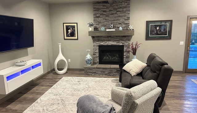 Cozy home close to all attractions with a fabulous kitchen and all amenities!