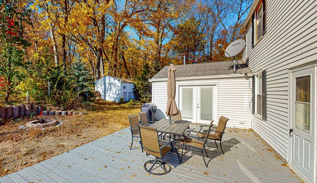 Cozy home close to lake with patio, porch, W/D, AC, & games