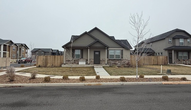 Cozy Home close to river and hiking trails. Flexible Lease/Rental Options!