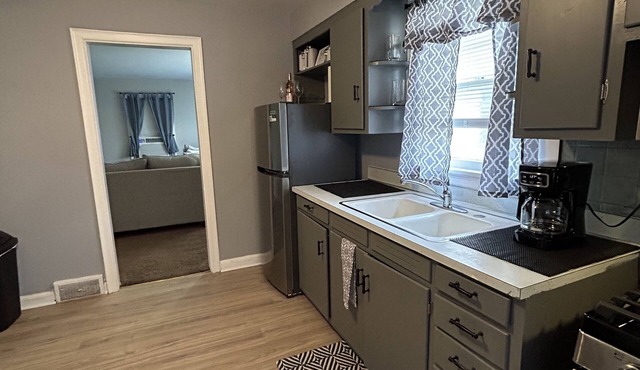 Cozy Home Close To, State Street and Downtown