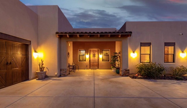 Cozy Home - Enclosed Pool & Horse Stalls