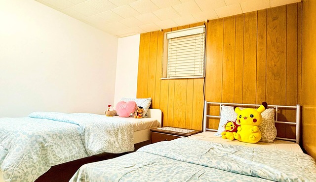 Cozy Home | Fast WiFi, Workspace | Minutes to Lakeshore , Airport & Movies