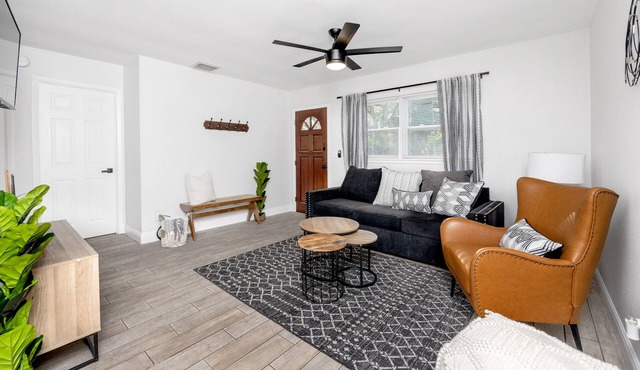 Cozy home fenced in yard, near dwntwn&beaches