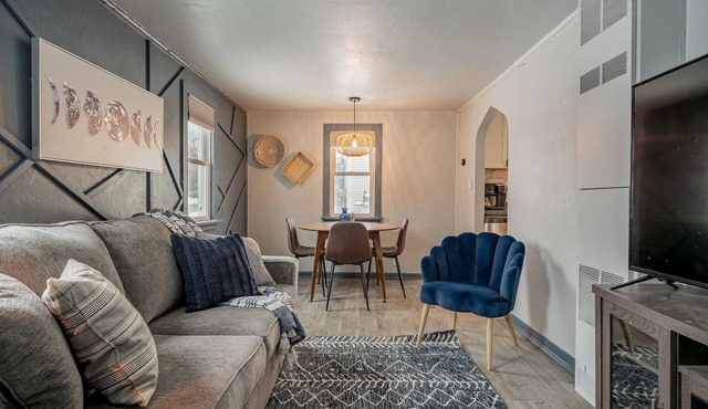 Cozy Home Fenced Yard Fully Furnished in Quite Neighborhood