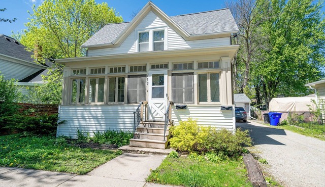 Cozy Home Fenced Yard Fully Furnished in Quite Neighborhood