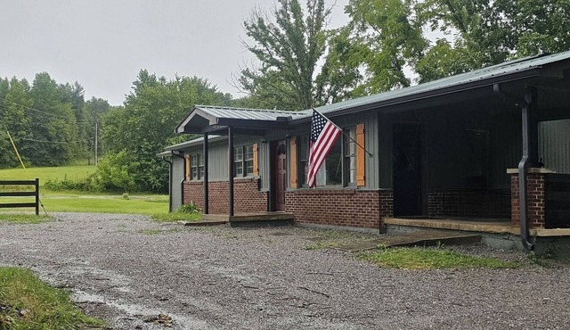 Cozy home for 6 in the Cherokee National Forest. Easy access for motorcycles!