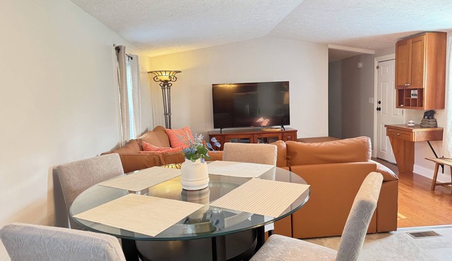Cozy home for a family to enjoy - only 7 miles away from Indiana Dunes park.