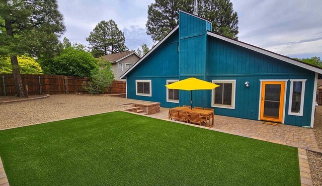 Cozy Home for Families & Groups, Sleeps 9 Near Downtown & Snowbowl, Dogs Welcome