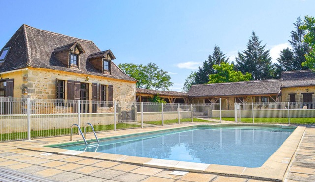 Cozy home in Eglise Neuve D'Issac