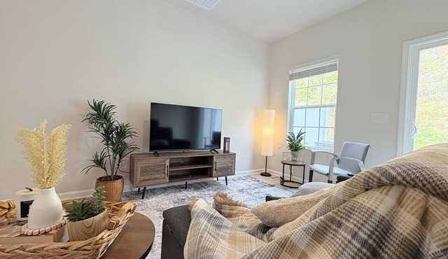 Cozy Home + Free Parking