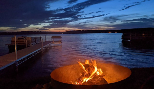 Cozy Home, Hot Tub, Dock, Kayaks, Swimming, Fishing, Pub in Walking Distance