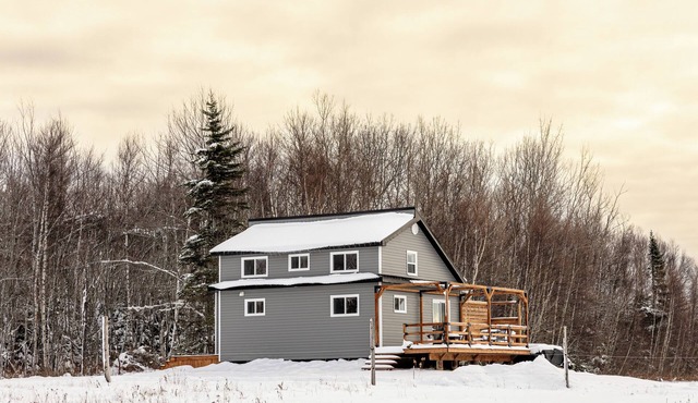 Cozy home, hot tub, pasture views of horses, trails to explore