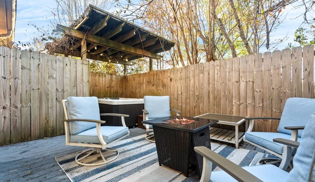Cozy Home, HotTub, Prime Location
