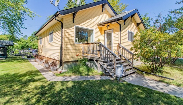 Cozy Home-> Ideal Town location - walk to beach + everything + great fenced yard