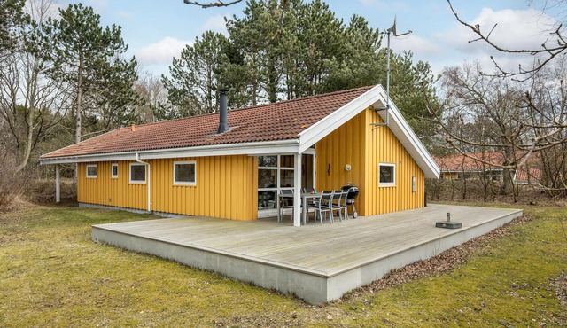 Cozy home in Aakirkeby with sauna