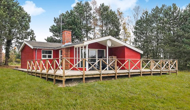 Cozy home in Aakirkeby with WiFi