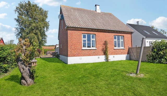 Cozy home in Aakirkeby with WiFi