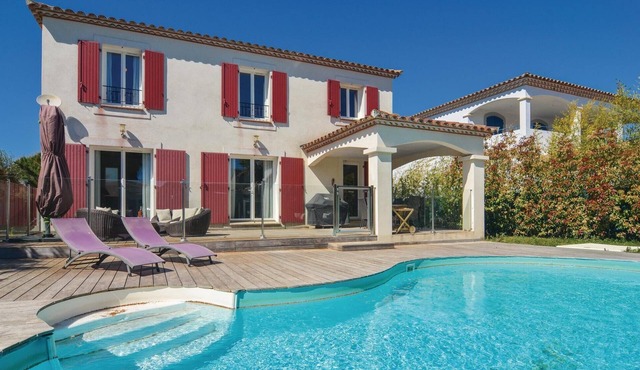 Cozy home in Aigues-Mortes with kitchen