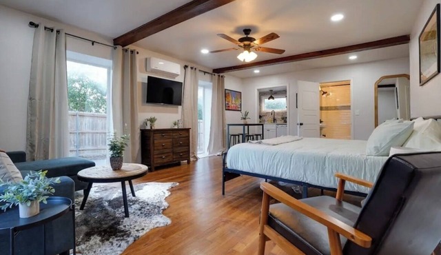 Cozy Home in Arlington Heights Close to TCU and Dickeys Arena