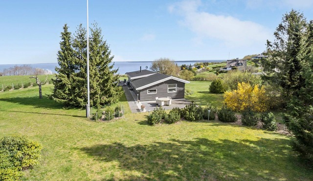 Cozy home in Asnæs with house sea view
