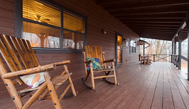 Cozy home in Bella Vista, AR—by Back 40 trails. Surrounded by woods, spacious.