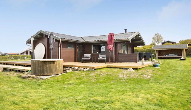 Cozy home in Bogense with WiFi