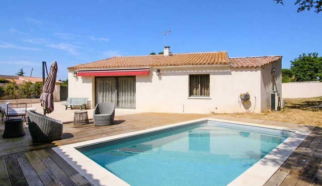 Cozy home in Bouc Bel Air with private swimming pool, can be inside or outside