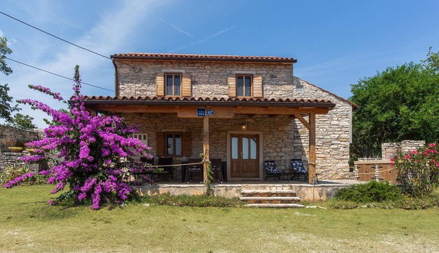 Cozy home in Buje with house a panoramic view