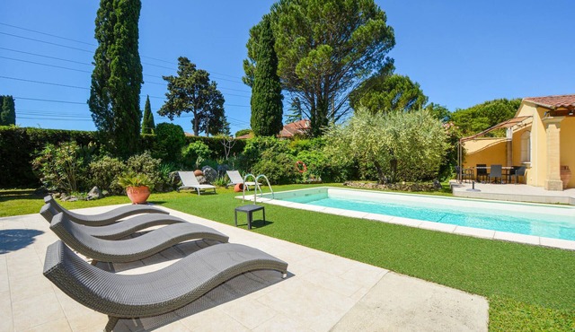 Cozy home in Cabannes with WiFi