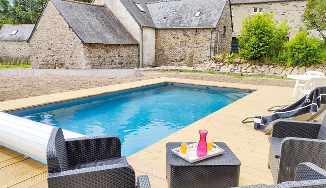 Cozy home in Canihuel with heated swimming pool