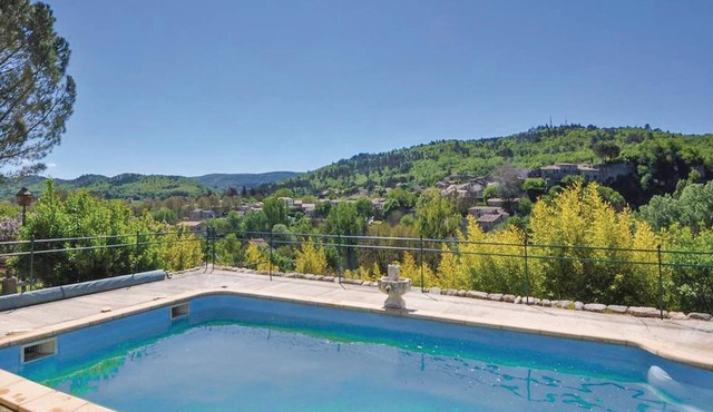 Cozy home in Cereste with WiFi