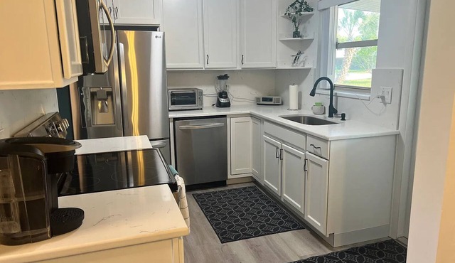 Cozy home in charming Cocoa. Walk to Indian River Lagoon, boat ramp, restaurants