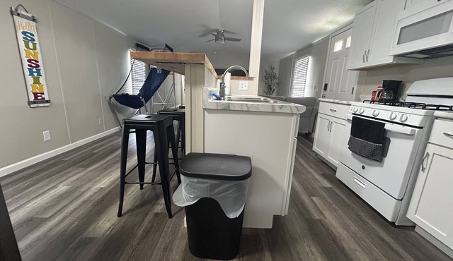 Cozy home in charming Norwalk with AC, WiFi. Cedar Point/Summit Race/Sports Par