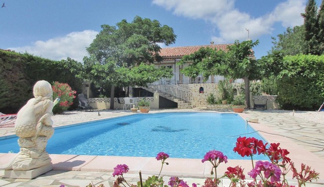 Cozy home in Creissan with WiFi