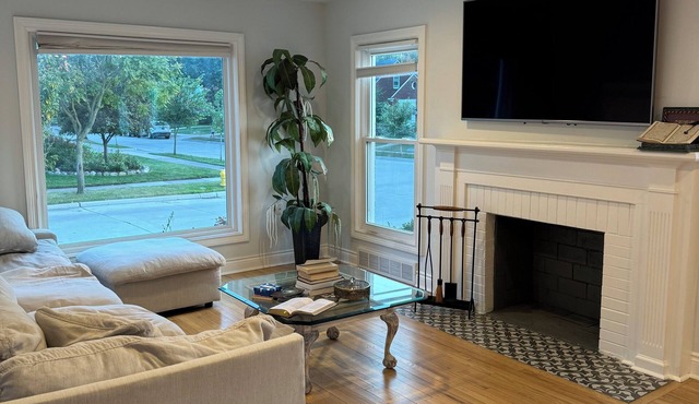 Cozy home in Dearborn Hills-Pet Friendly-Near Downtown Dearborn and Hospitals