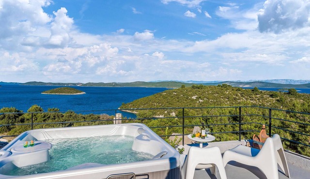 Cozy home in Dragove with house sea view