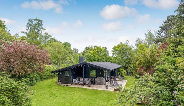 Cozy home in Dronningmølle with kitchen