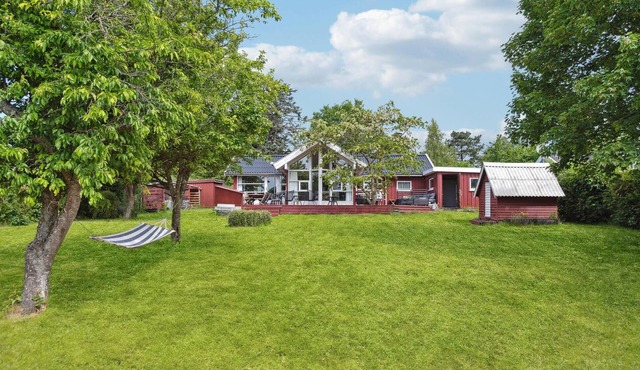 Cozy home in Dronningmølle with WiFi