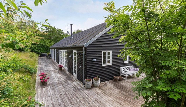 Cozy home in Dronningmølle with WiFi