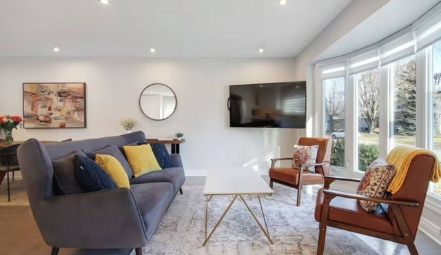 Cozy home in Elmvale Acres near General Hoospital