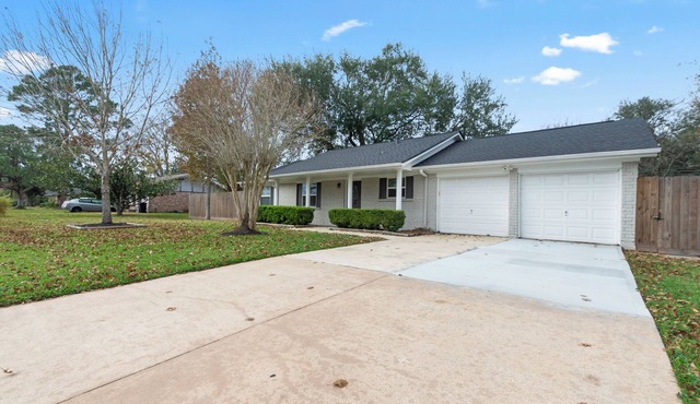 Cozy home in Friendswood within 20 min to Nasa Space Center,Hobby Airport,& more