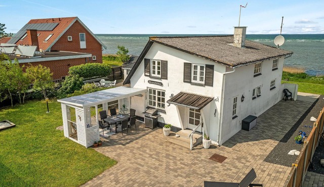 Cozy home in Glesborg with WiFi