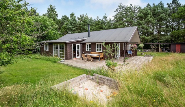 Cozy home in Grenaa with WiFi