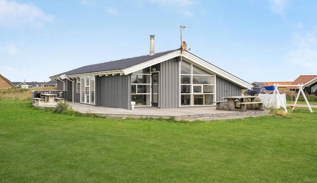 Cozy home in Harboøre with sauna