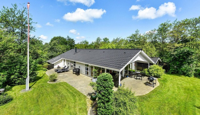 Cozy home in Hemmet with kitchen