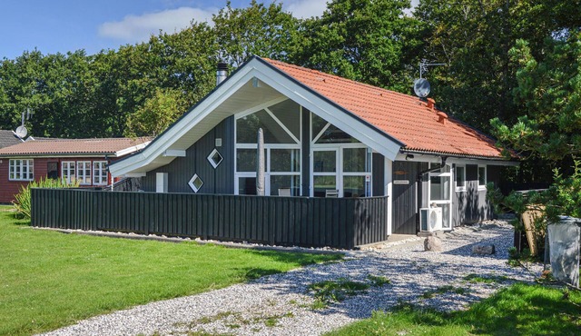 Cozy home in Hemmet with kitchen