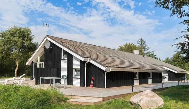 Cozy home in Hirtshals with kitchen