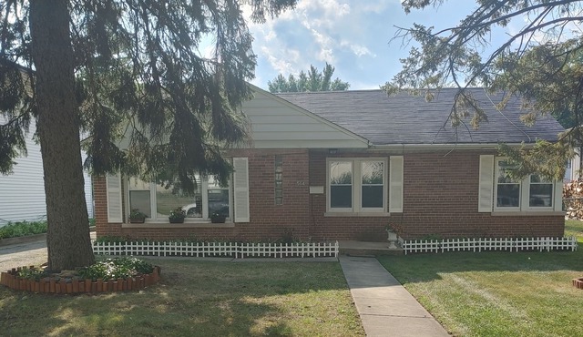 Cozy Home in Historic Hinsdale IL 30 minutes from Downtown Chicago