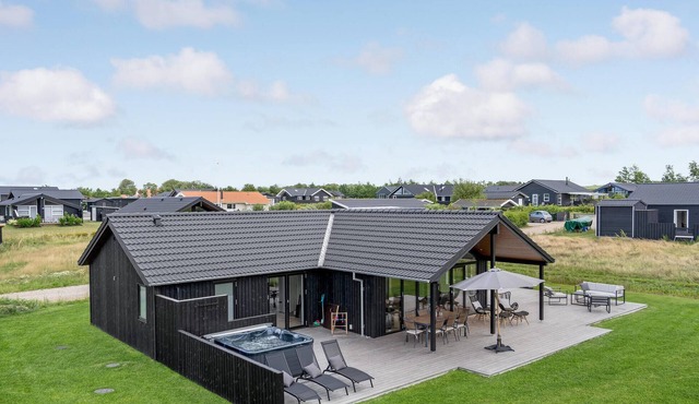 Cozy home in Hørve with WiFi